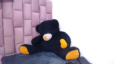 Snapshot of roxannehott chatting on March 4, 2026, 7:53 pm ross brown online show from March 4, 2026, 7:53 pm