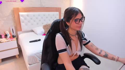 Snapshot of roxi_moon1 chatting on April 23, 2026, 7:49 pm R O X Y online show from April 23, 2026, 7:49 pm