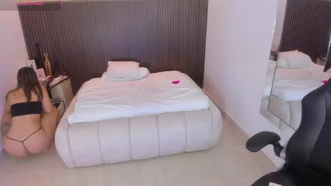 Snapshot of roxi_moon1 chatting on April 30, 2026, 9:08 pm R O X Y online show from April 30, 2026, 9:08 pm