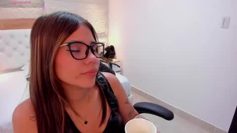 Snapshot of roxi_moon1 chatting on May 14, 2026, 7:31 pm R O X Y online show from May 14, 2026, 7:31 pm