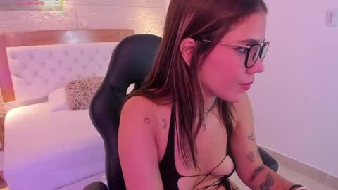 Snapshot of roxi_moon1 chatting on May 21, 2026, 7:43 pm R O X Y online show from May 21, 2026, 7:43 pm