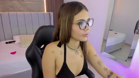 Snapshot of roxi_moon1 chatting on May 23, 2026, 7:40 pm R O X Y online show from May 23, 2026, 7:40 pm