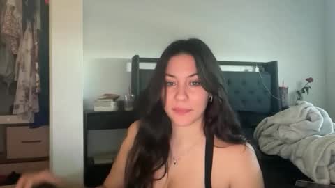 Snapshot of roxie_v chatting on December 18, 2025, 10:49 pm Roxie online show from December 18, 2025, 10:49 pm