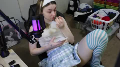 Snapshot of roxiethefox chatting on October 29, 2025, 2:30 pm roxie online show from October 29, 2025, 2:30 pm