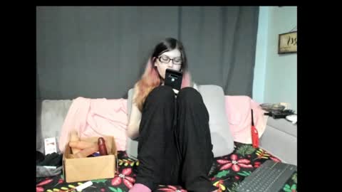 Snapshot of roxihazeleyes chatting on January 28, 2025, 10:34 am roxihazeleyes online show from January 28, 2025, 10:34 am