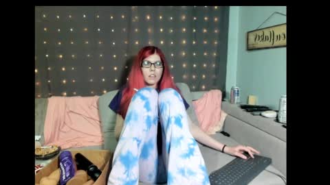 Snapshot of roxihazeleyes chatting on February 17, 2025, 9:24 am roxihazeleyes online show from February 17, 2025, 9:24 am