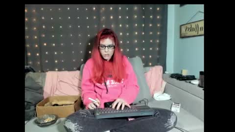 Snapshot of roxihazeleyes chatting on February 18, 2025, 1:21 am roxihazeleyes online show from February 18, 2025, 1:21 am
