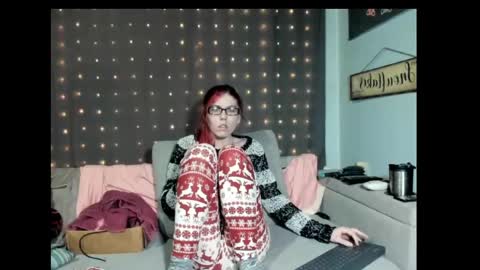 Snapshot of roxihazeleyes chatting on February 21, 2025, 4:40 am roxihazeleyes online show from February 21, 2025, 4:40 am