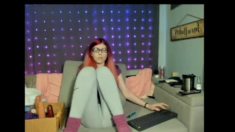 Snapshot of roxihazeleyes chatting on February 28, 2025, 1:26 am roxihazeleyes online show from February 28, 2025, 1:26 am