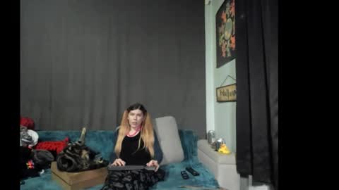 roxihazeleyes online show from November 26, 2025, 3:07 am