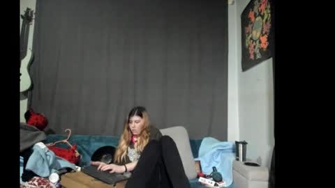 Snapshot of roxihazeleyes chatting on December 19, 2025, 3:57 am roxihazeleyes online show from December 19, 2025, 3:57 am