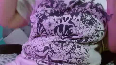 Snapshot of roxx_iie chatting on November 17, 2025, 2:23 pm roxiie online show from November 17, 2025, 2:23 pm