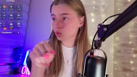 Snapshot of roxxxie_reid chatting on May 27, 2026, 7:55 pm Roxieex ABBY online show from May 27, 2026, 7:55 pm