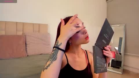 Snapshot of roxxy_mora chatting on March 11, 2025, 9:37 pm Roxxy online show from March 11, 2025, 9:37 pm