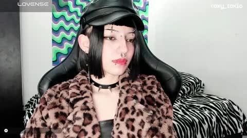 Snapshot of roxy_toxic chatting on January 29, 2025, 2:30 am Roxy Independient model Help me to reach 50 thumbs up online show from January 29, 2025, 2:30 am