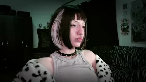 Roxy Independient model Help me to reach 50 thumbs up online show from May 16, 2026, 12:29 am