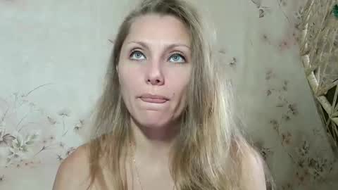 roxyfox18x01 online show from October 13, 2025, 6:46 am