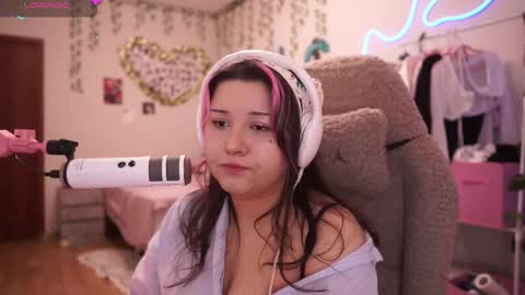 roxysuh online show from April 10, 2026, 7:02 am