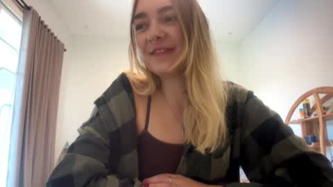 Snapshot of roxysweetdream chatting on March 12, 2026, 11:44 pm Roxy online show from March 12, 2026, 11:44 pm