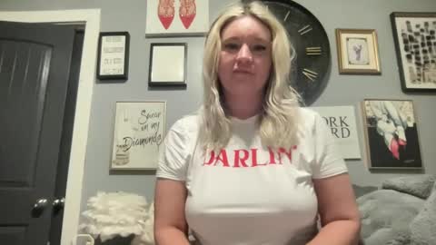 Snapshot of royalblonde chatting on January 6, 2025, 1:41 pm royalblonde online show from January 6, 2025, 1:41 pm