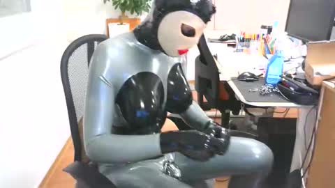 rubberdollts online show from November 5, 2025, 7:47 pm