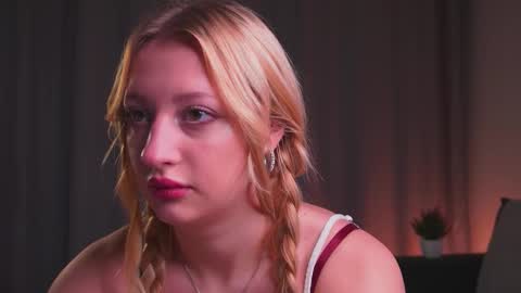 Mila online show from October 3, 2025, 3:09 pm