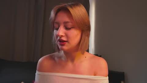 Mila online show from November 3, 2025, 4:03 am