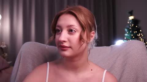 Snapshot of rue_novella chatting on December 22, 2025, 5:10 pm Mila online show from December 22, 2025, 5:10 pm