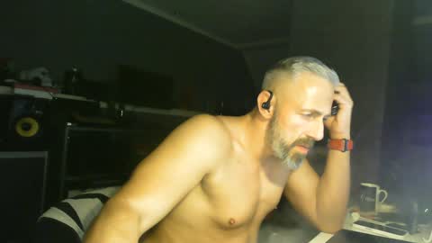 Chico que rico Caliente online show from February 3, 2025, 8:46 am