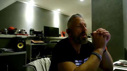 Chico que rico Caliente online show from February 16, 2025, 4:10 pm