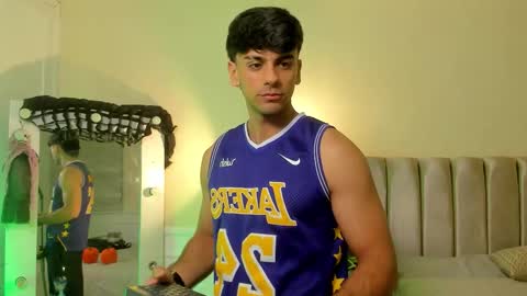 Snapshot of russ_w8 chatting on October 9, 2025, 10:35 am Russ online show from October 9, 2025, 10:35 am