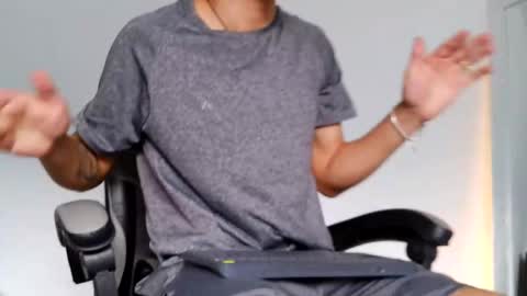  R U S S E L L  online show from October 15, 2025, 1:22 pm