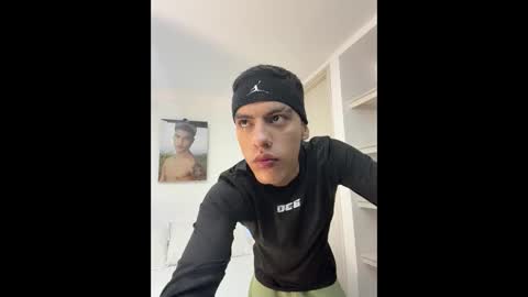  R U S S E L L  online show from November 26, 2025, 1:50 am