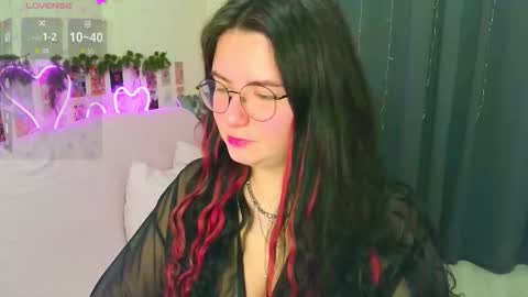 Snapshot of s_katekisa_ss chatting on February 8, 2026, 10:35 pm Kate online show from February 8, 2026, 10:35 pm