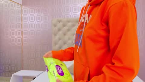 Saara Brown online show from November 9, 2025, 12:14 pm