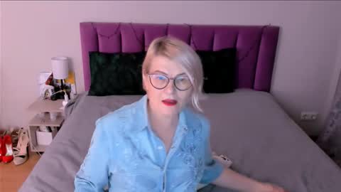 Sabrina MacMarren online show from December 22, 2025, 1:41 pm