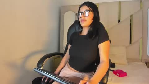 Snapshot of salmaportman_ chatting on March 12, 2026, 9:43 pm salmaportman_ online show from March 12, 2026, 9:43 pm