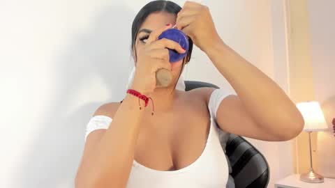 Snapshot of salomebell chatting on November 16, 2025, 2:00 pm online show from November 16, 2025, 2:00 pm