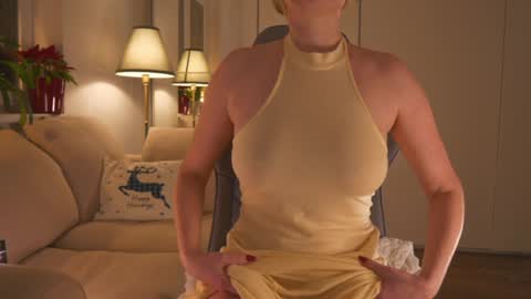 Snapshot of saltedhoney chatting on January 1, 2025, 8:58 pm IsaBella- online show from January 1, 2025, 8:58 pm