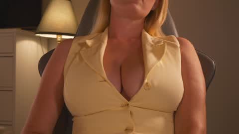 Snapshot of saltedhoney chatting on September 8, 2025, 7:02 pm IsaBella- online show from September 8, 2025, 7:02 pm