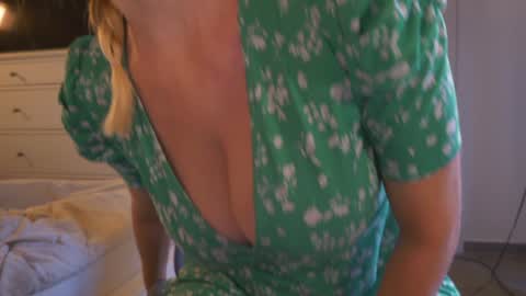 Snapshot of saltedhoney chatting on October 10, 2025, 12:04 pm IsaBella- online show from October 10, 2025, 12:04 pm