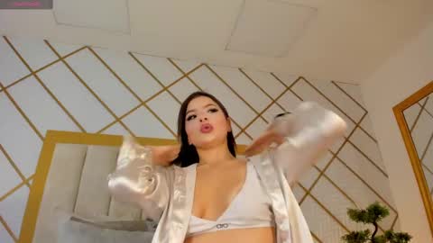 Snapshot of samanthaclay chatting on March 4, 2025, 7:54 pm online show from March 4, 2025, 7:54 pm