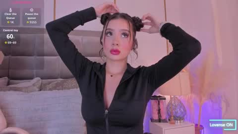 Snapshot of samanthaclay chatting on October 7, 2025, 7:33 pm online show from October 7, 2025, 7:33 pm