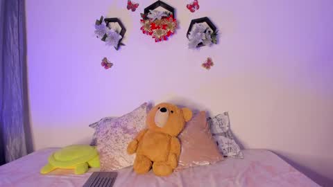 Snapshot of samara_jonnes_ chatting on December 26, 2024, 11:46 pm Samara is my name a pleasure delighted that you are here leave your thumb up it is important to me online show from December 26, 2024, 11:46 pm