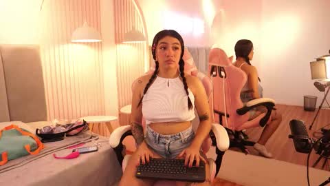 samaraa_collinss online show from November 10, 2025, 1:54 pm