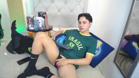 Snapshot of samu_foxxx chatting on May 4, 2026, 9:33 pm SAMU online show from May 4, 2026, 9:33 pm