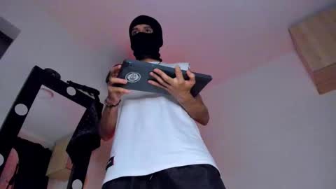 Snapshot of samuel_suarez chatting on December 19, 2025, 1:34 am online show from December 19, 2025, 1:34 am