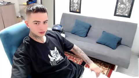 santi_ss online show from November 9, 2025, 2:59 pm