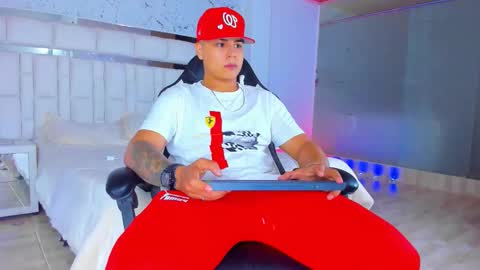 Snapshot of santiagoreyesft chatting on November 28, 2025, 6:05 am Santi Reyes online show from November 28, 2025, 6:05 am