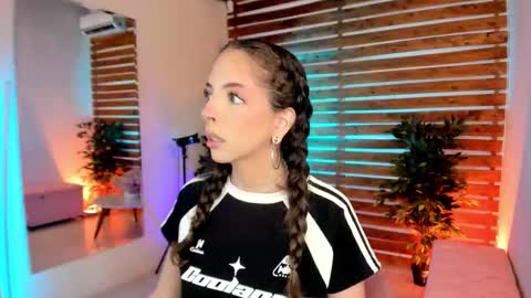 Snapshot of sapphire_venus chatting on January 17, 2026, 11:52 pm Valerin online show from January 17, 2026, 11:52 pm